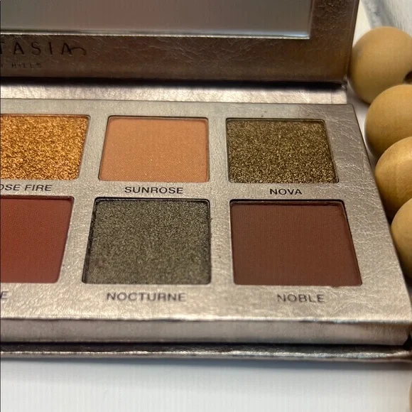 Anastasia Beverly Hills Rose Metals Eyeshadow Palette - Picture 6 of 13